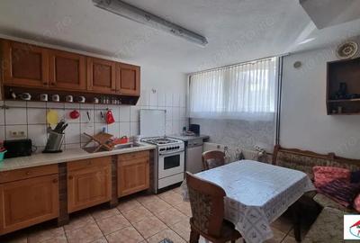 Casă cu 7 camere cu Teren 1717 Mp în Bercu Roșu - 1