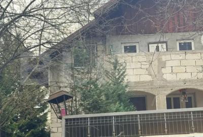 Casă cu 5 camere cu Canalizare în Central - 5