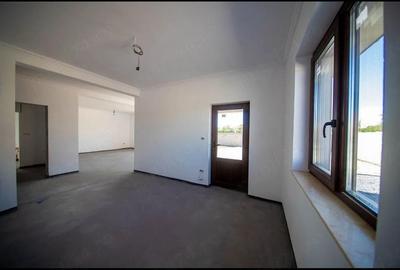 Casă cu Teren 560 Mp în Central - 2