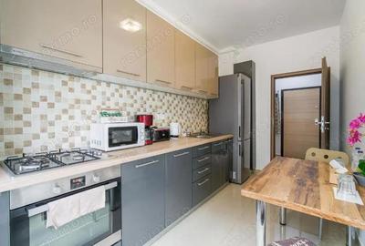 Apartament cu 3 camere decomandat în Panduri