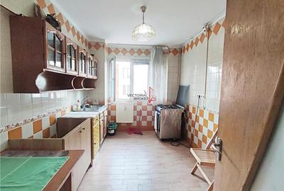 Apartament cu 3 camere decomandat în Tei