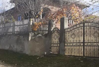 Casă cu 4 camere în Central - 2