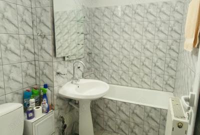 Inchiriez apartament cu 3 camere in Mioveni, zona Robea, etaj 1 - 5
