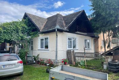 Casă cu 7 camere cu Canalizare în Central