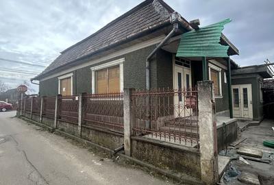 Casă cu 3 camere cu Teren 244 Mp în Central