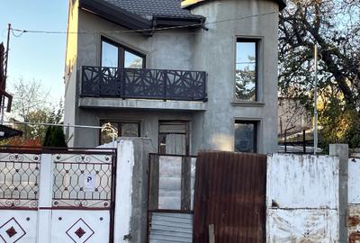 Casă cu 4 camere în Nicolae Bălcescu - 2