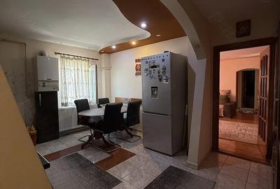 Apartament cu 3 camere semidecomandat în Central - 1