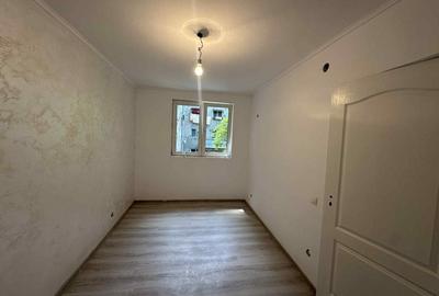 Apartament cu 3 camere decomandat în Trafic Greu
