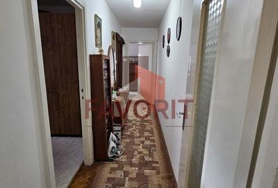 Apartament cu 3 camere semidecomandat, mobilat în Circumvalațiunii - 9