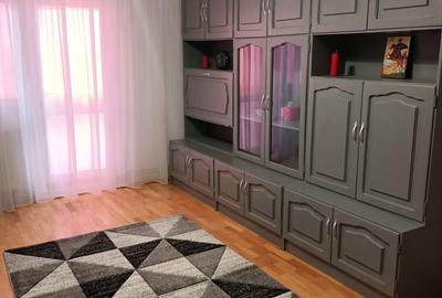 Apartament cu 2 camere decomandat în 1 Decembrie