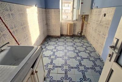 Dacia - la bulevard 2 camere decomandat, etaj intermediar, liber - 5