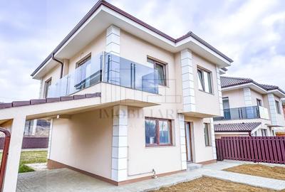 Casă individuală cu 4 camere cu Canalizare în Luna de Sus