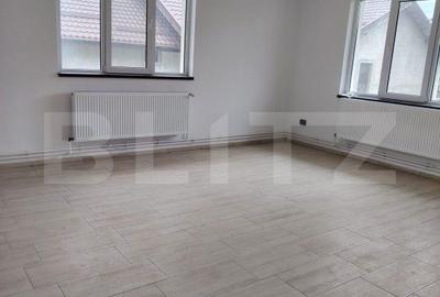 Casă cu 8 camere cu Teren 1388 Mp în Vulcana-Pandele - 1