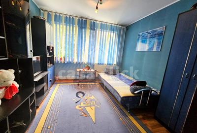 Apartament cu 3 camere semidecomandat, mobilat în Micro 16