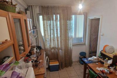 Apartament cu 3 camere semidecomandat, mobilat în Central