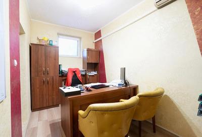 Spațiu comercial, de 100 mp, în Central - 8