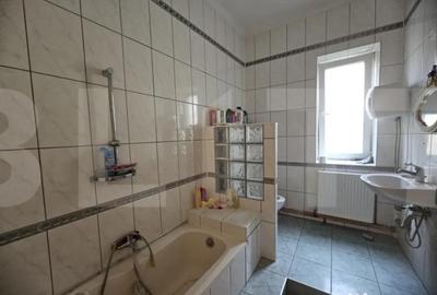 Casă cu 7 camere cu Teren 810 Mp în Central - 2