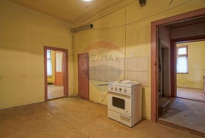 Vila pe str Alexandru Ioan Cuza, 10 camere, S + P + E, teren 282 mp - 18