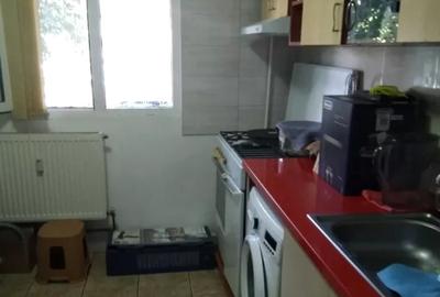 Apartament cu 2 camere semidecomandat, mobilat în Tei