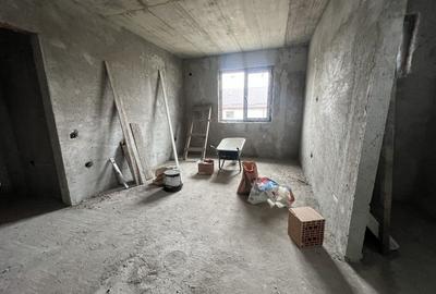 Duplex la gri 175 mp utili 58 mp demisol curte 180 mp  3 bai 3/4 dormitoare - 28