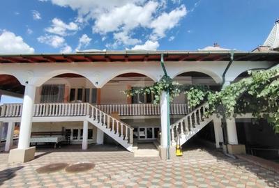 Casă cu 8 camere cu Teren 2235 Mp în Central - 9