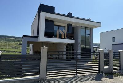 Casă individuală cu 5 camere cu Canalizare în Vest