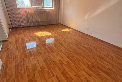 Apartament cu 2 camere decomandat în Micro 21