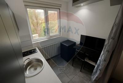 Garsoniera 15 mp utili + boxa 15 mp * mobilat * bloc cu lift * Titan - 3