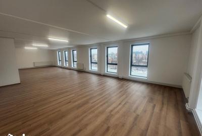 Spațiu comercial, de 200 mp, în Central - 4