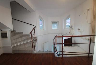 Casă cu 4 camere cu Teren 190 Mp în Central