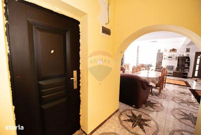 Casă cu 7 camere cu Teren 466 Mp în Central - 10