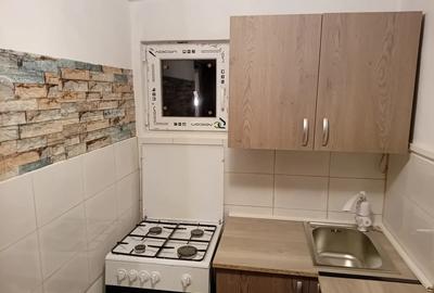 Ofer spre inchiriere garsoniera la curte - 2