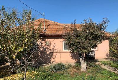 Casă cu 4 camere nedecomandat în Central