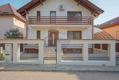 Casă individuală cu 5 camere în Noua
