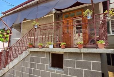 Casă individuală cu 2 camere în Central