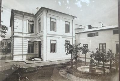 Casă individuală cu 10 camere cu Canalizare în Central - 1