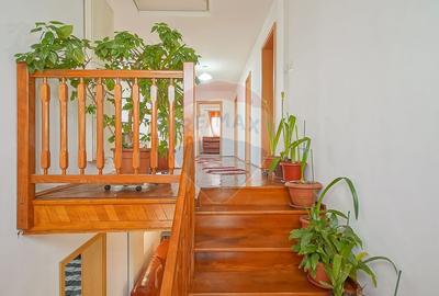 Casă cu 7 camere cu Teren 1167 Mp în Tractorul - 24