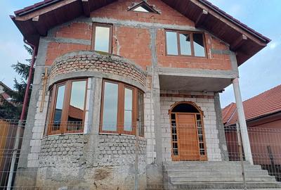 Casă cu Teren 5000 Mp în Central - 2