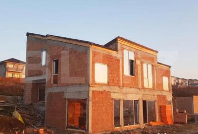Casă cu 4 camere cu Teren 250 Mp în Central