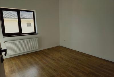 Vila 4 camere si mansarda,str GHIDIGENI,incalzir pardoseala,comision 0 - 10