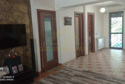 Casă cu 6 camere cu Canalizare în Central - 4