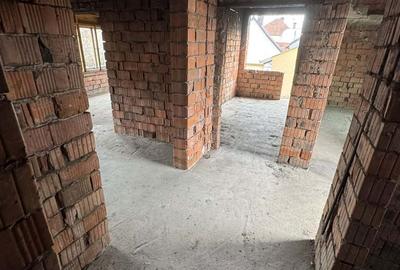 Casă cu 8 camere cu Teren 622 Mp în Titulescu - 14