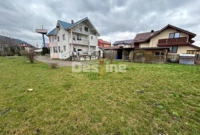 Casă cu 7 camere cu Teren 2760 Mp în Central - 1