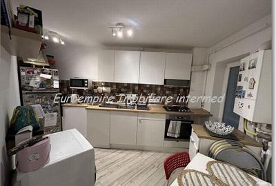 Apartament cu 2 camere decomandat în Casa de Cultură