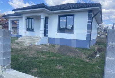 Casa de vanzare cu 3 camere, 105 mp, zona linistita, Bistrita
