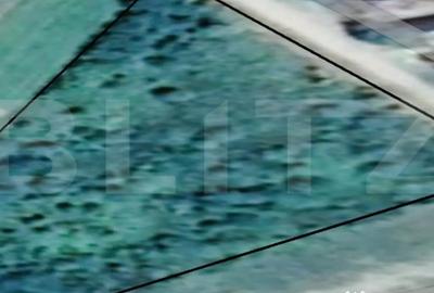 Teren de 7200 mp, în Est