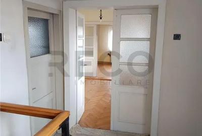Casă cu 11 camere cu Teren 339 Mp în Central - 18