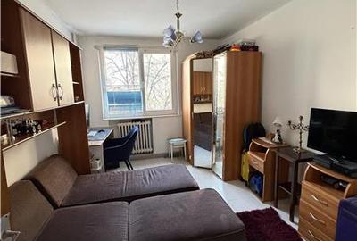 Apartament cu 3 camere semidecomandat în Obor