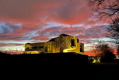 Casă-concept cu arhitectură modernă, situată lângă pădure - 1