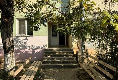 PROPRIETAR vand apartament cu 3 camere Et.1 ,Aleea Ioan Slavici Bl 49 - 1